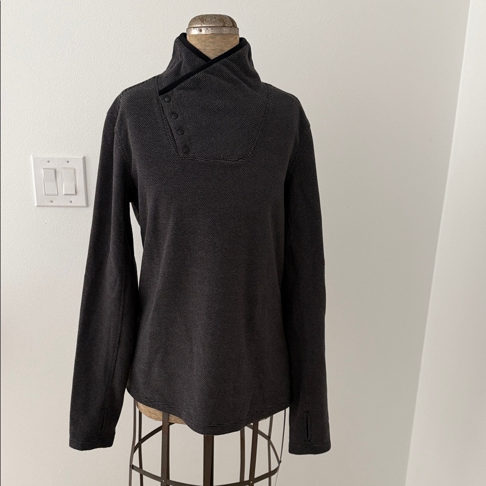 White Sierra Black Button-Detail Turtleneck Sweater- Women’s Size M